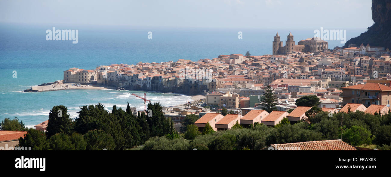 Vista della città di mare di Cefalù Foto Stock