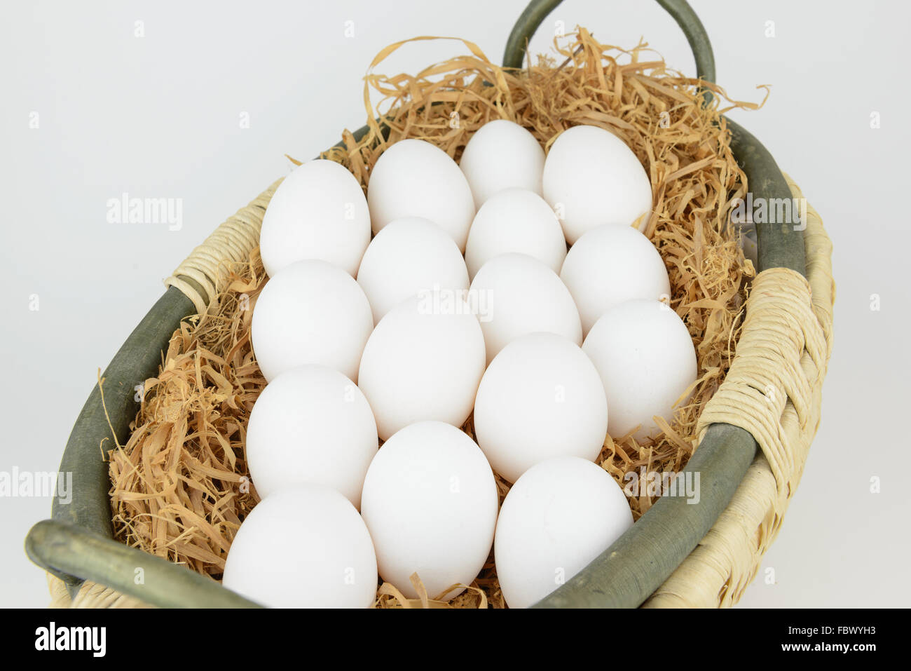 Le uova bianche in un cestello contenitore di lavoro, isolare sfondo, close up Foto Stock