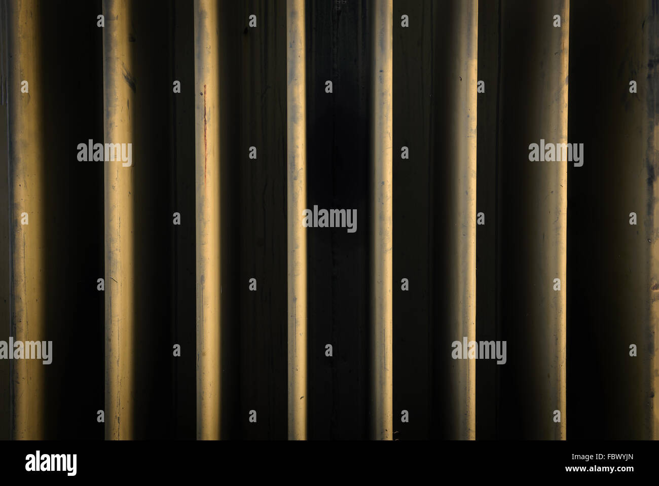 Modello della linea gialla tra ombra profonda grove, basso tono tasto, acciaio alette del generatore elettrico Foto Stock