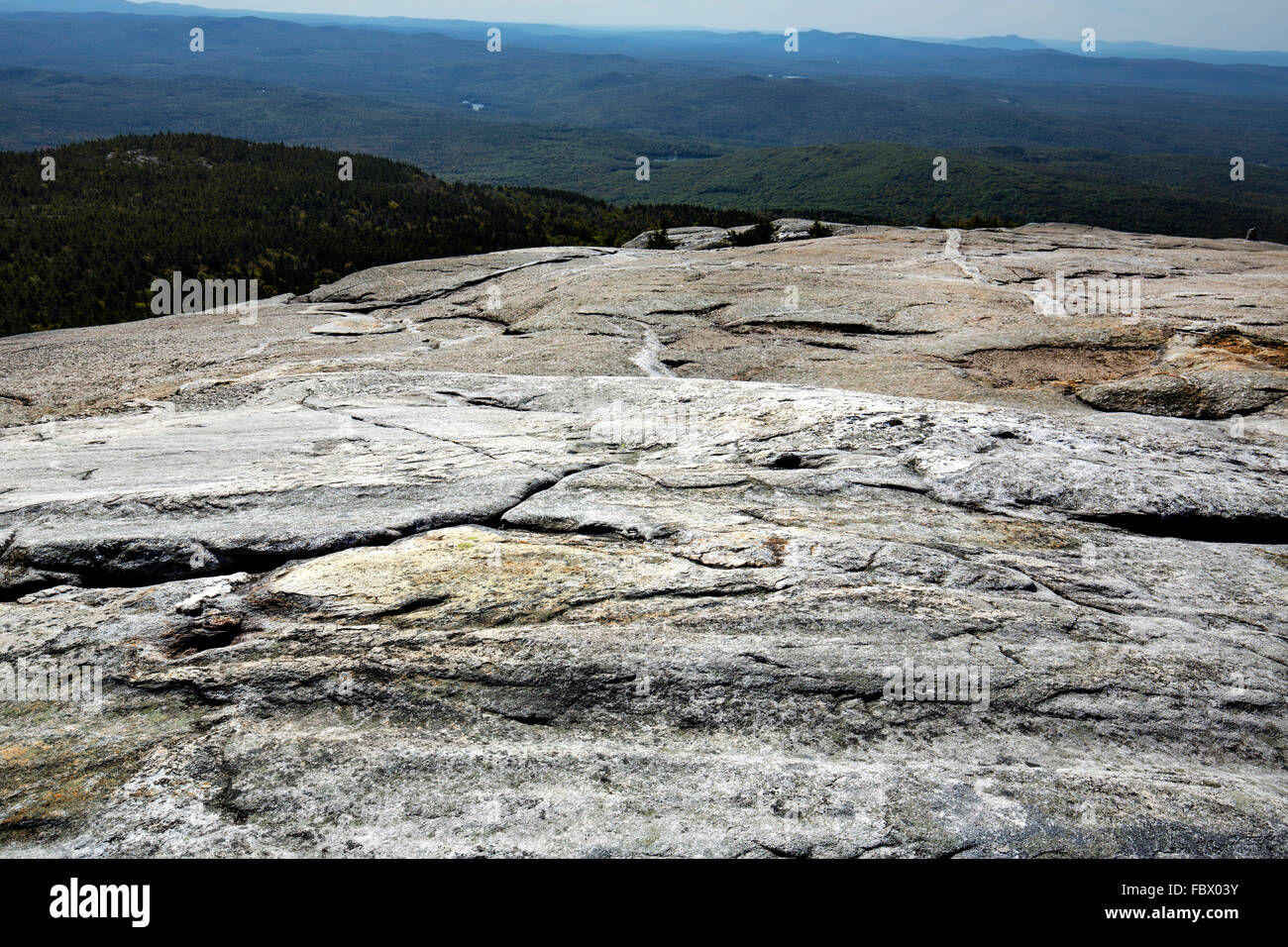 Scanalature glaciale in granito roccia, eredità dell'età di ghiaccio sulla cima di Mt. Cardigan vicino a Grafton, New Hampshire. Foto Stock