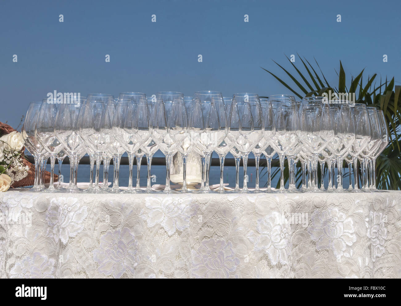 Occhiali su una ristorazione nella tabella di impostazione Foto Stock