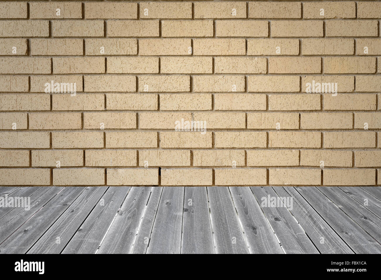 Orange muro di mattoni la configurazione di sfondo si intersecano tavolo in legno Foto Stock