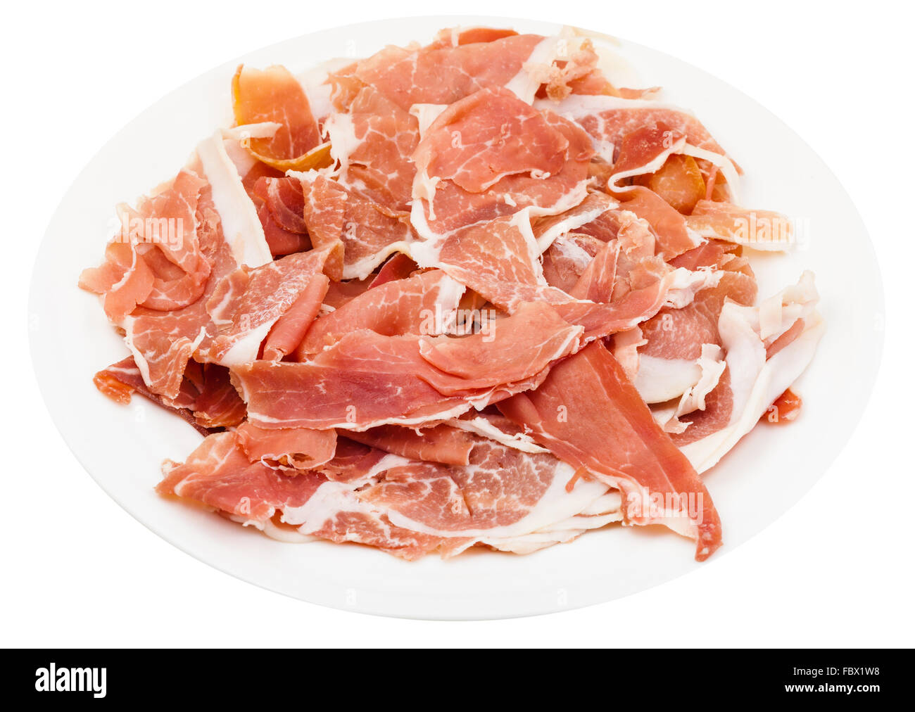 Tagliate a fette sottili dry-prosciutto crudo sulla piastra bianca isolata su sfondo bianco Foto Stock