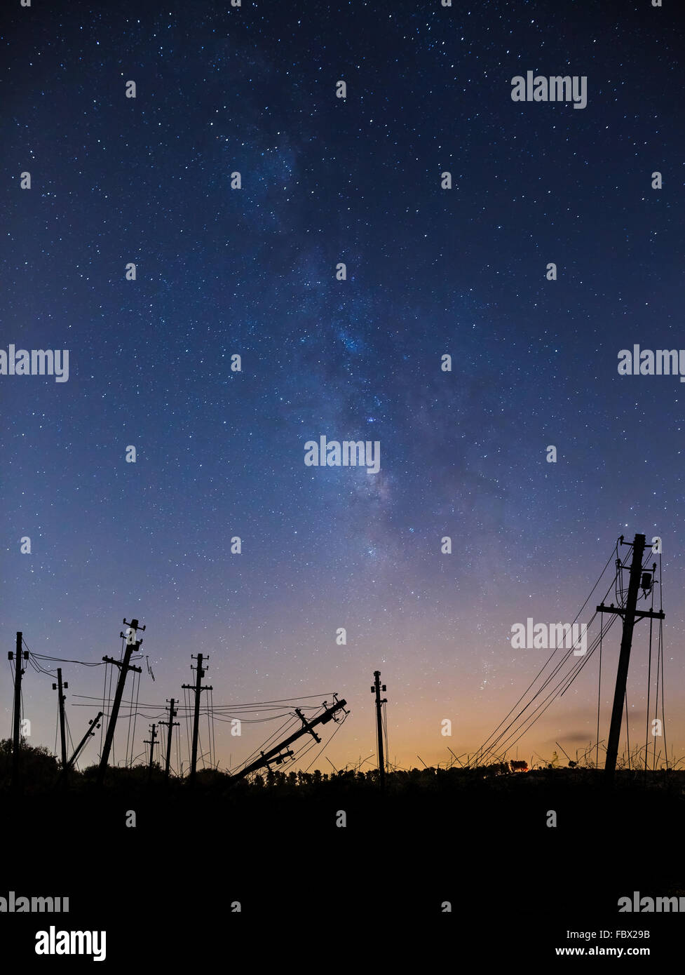 Paesaggio notturno, il cielo stellato e pilastri Foto Stock
