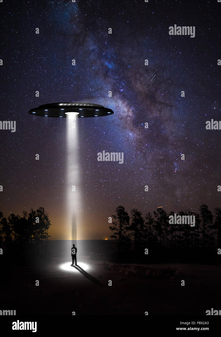 Paesaggio notturno, il cielo stellato e gli UFO Foto Stock