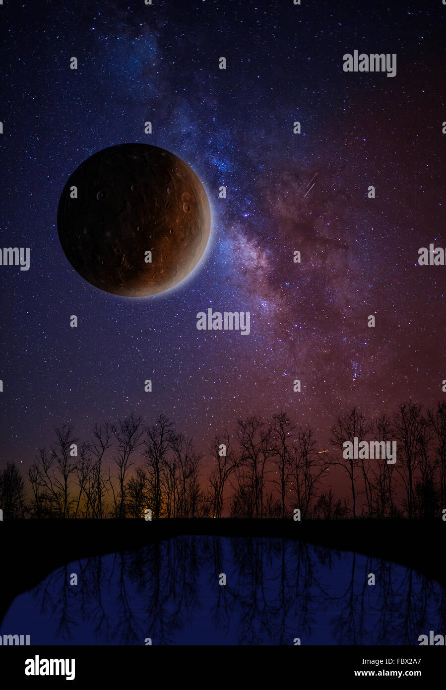 Paesaggio notturno, il pianeta e il cielo stellato Foto Stock
