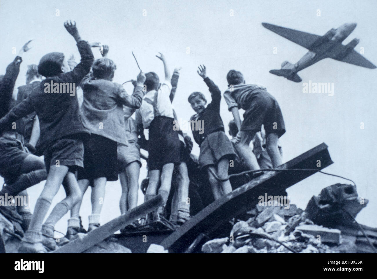 Immagine storica del ponte aereo di Berlino, che è parte di un grande display esterno vicino al Checkpoint Charlie a Berlino, Germania Foto Stock