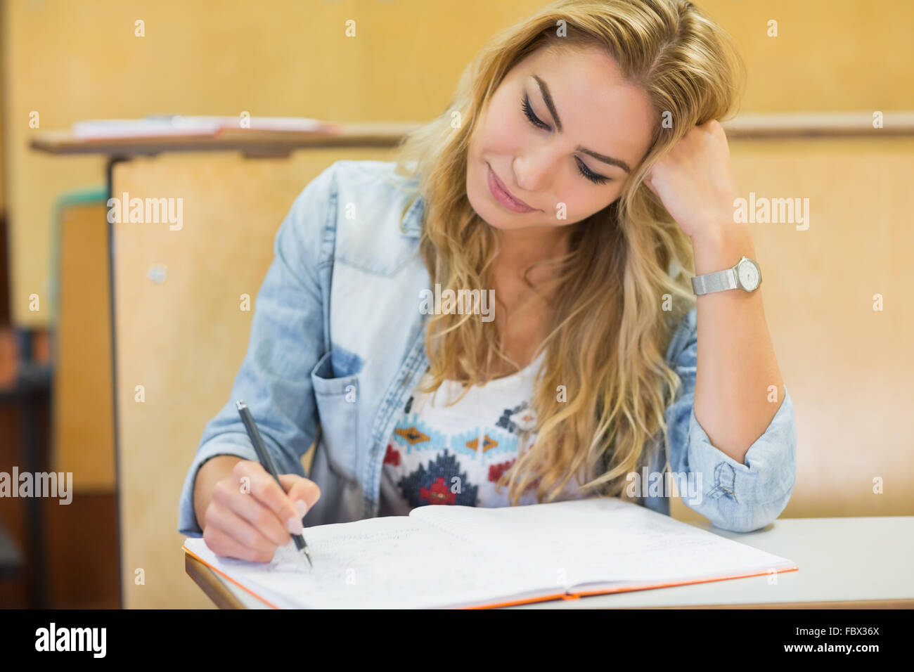 Considerato attraente studente iscritto durante la lezione Foto Stock