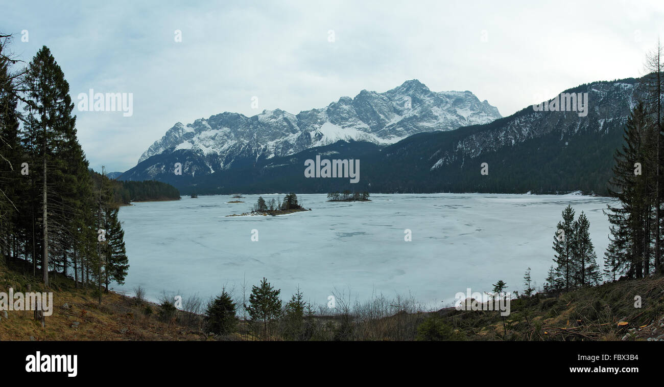 Zugspitze e Eibsee Foto Stock