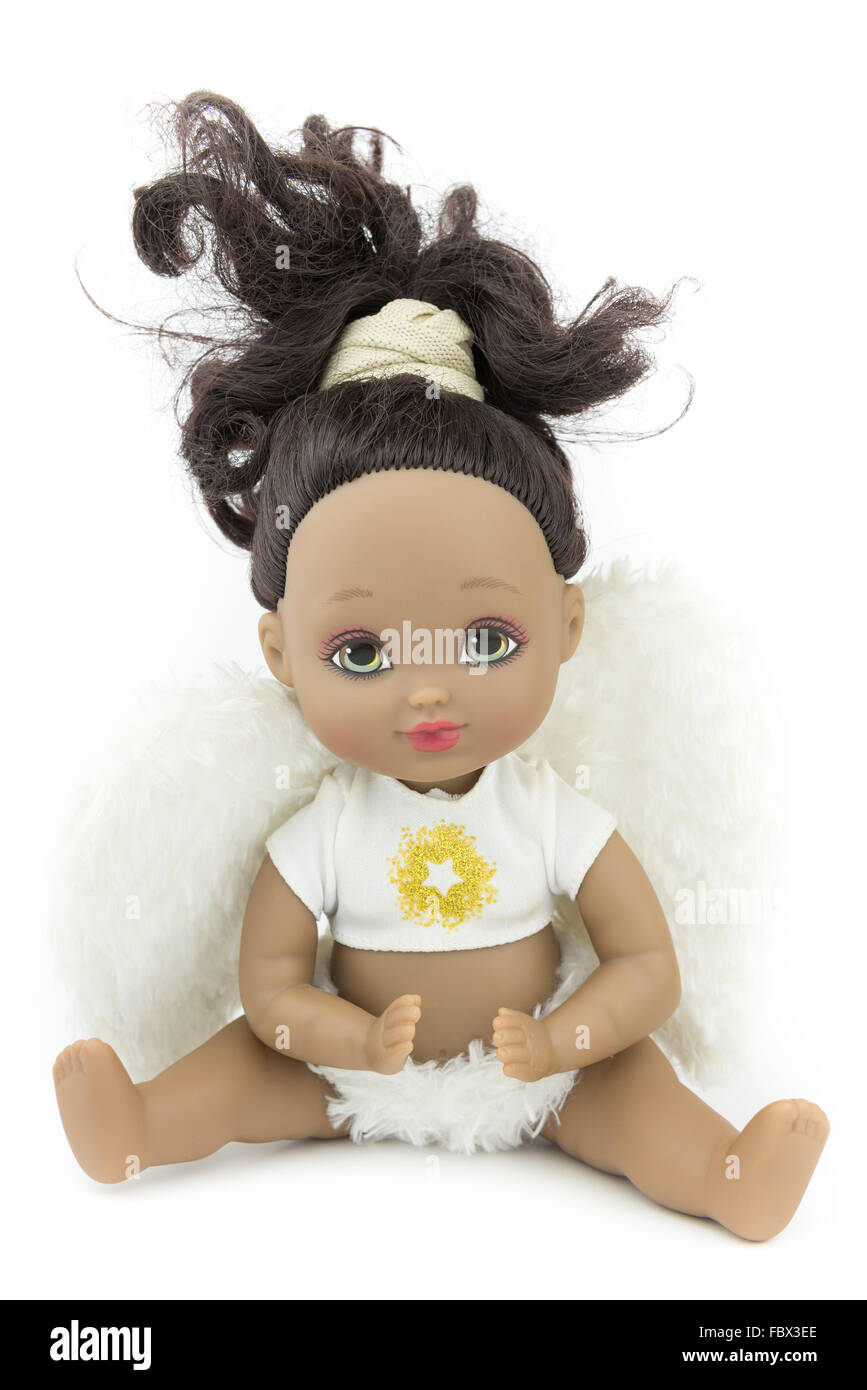 Nero il tono della pelle Bambola angelo suit, ali bianche, isolare lo sfondo Foto Stock