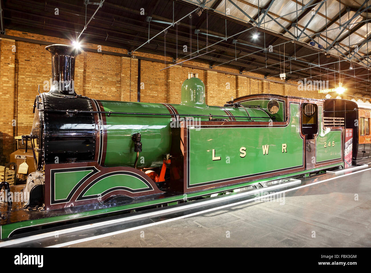 Locomotive storiche tra cui sia il vapore e i motori diesel. Inoltre rispettivi artefatti da loro epoca. Foto Stock