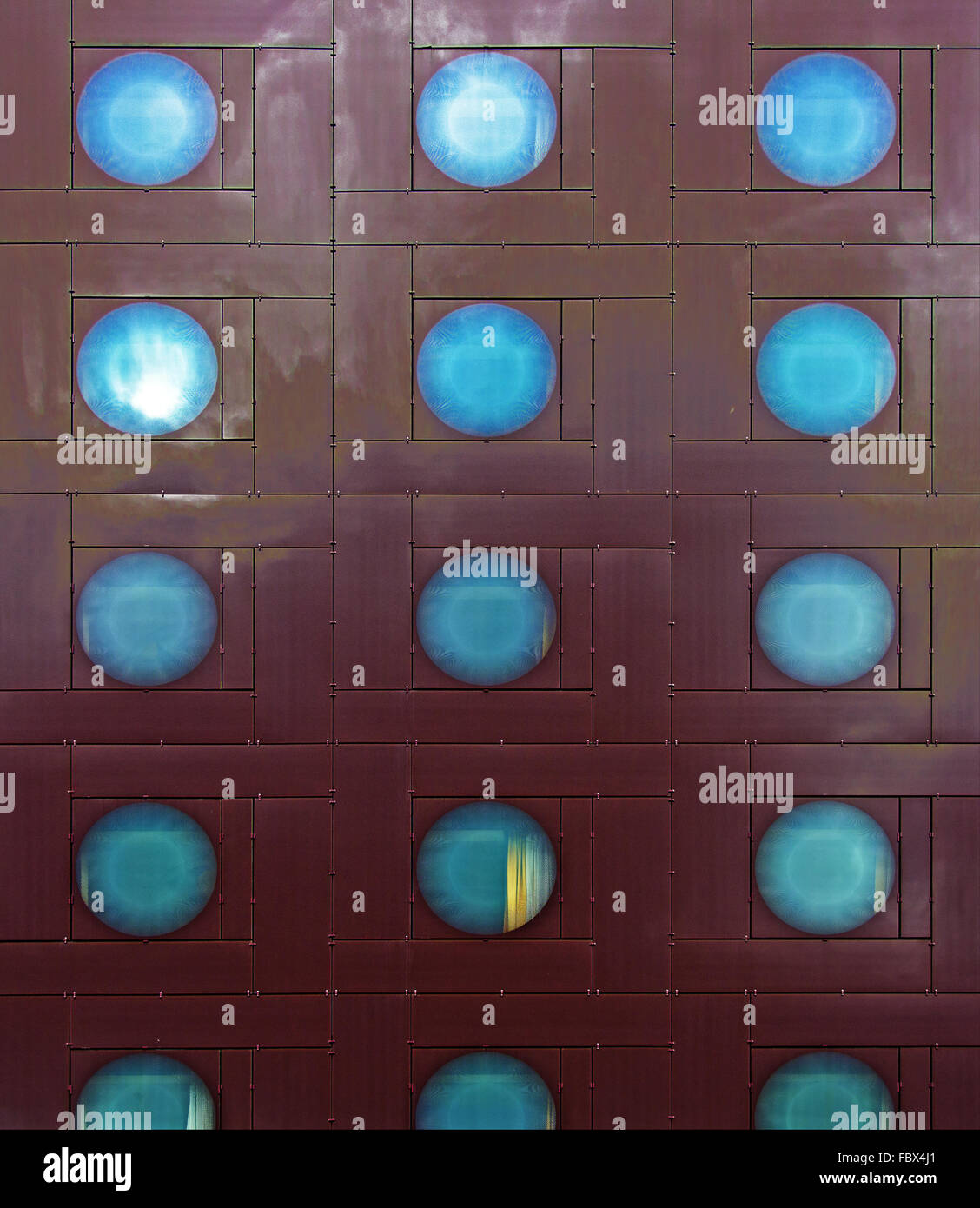 Facciata in metallo di hotel Onyx con cielo blu Foto Stock