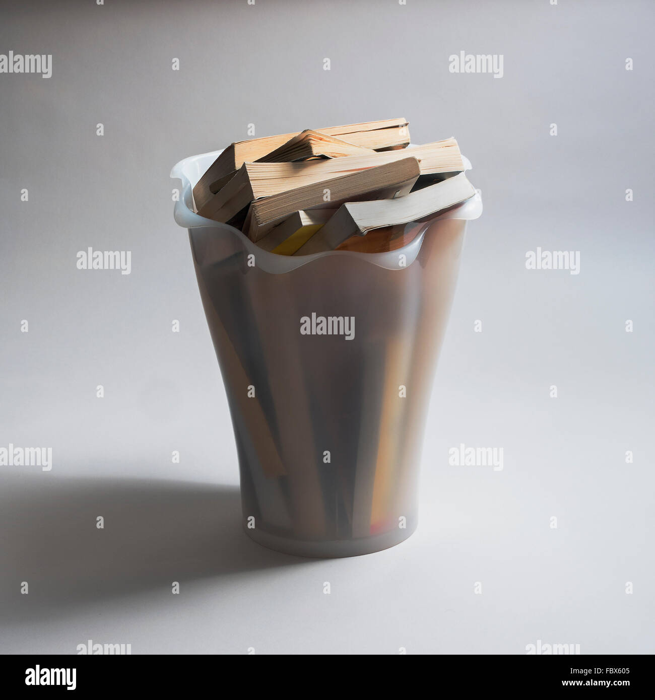 Libri in brossura nel cestino dei rifiuti Foto Stock