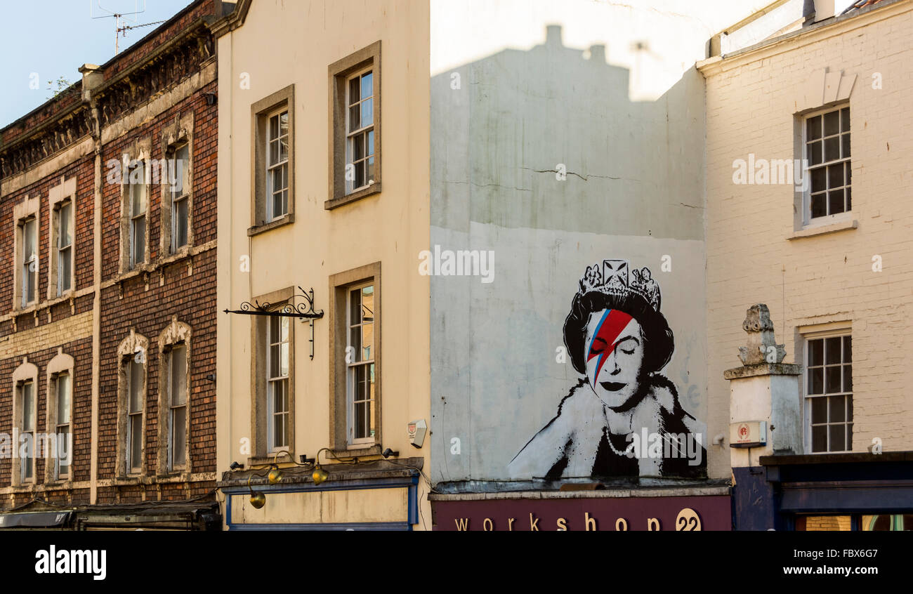 Ancora sane, Arte di strada in Bristol da Incwel. La regina costituito come Aladdin sane, una incarnazione del compianto David Bowie. Foto Stock