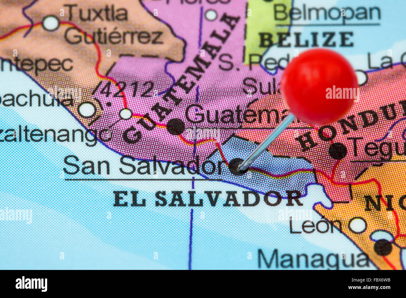 Close-up di una puntina rossa in una mappa di San Salvador El Salvador. Foto Stock