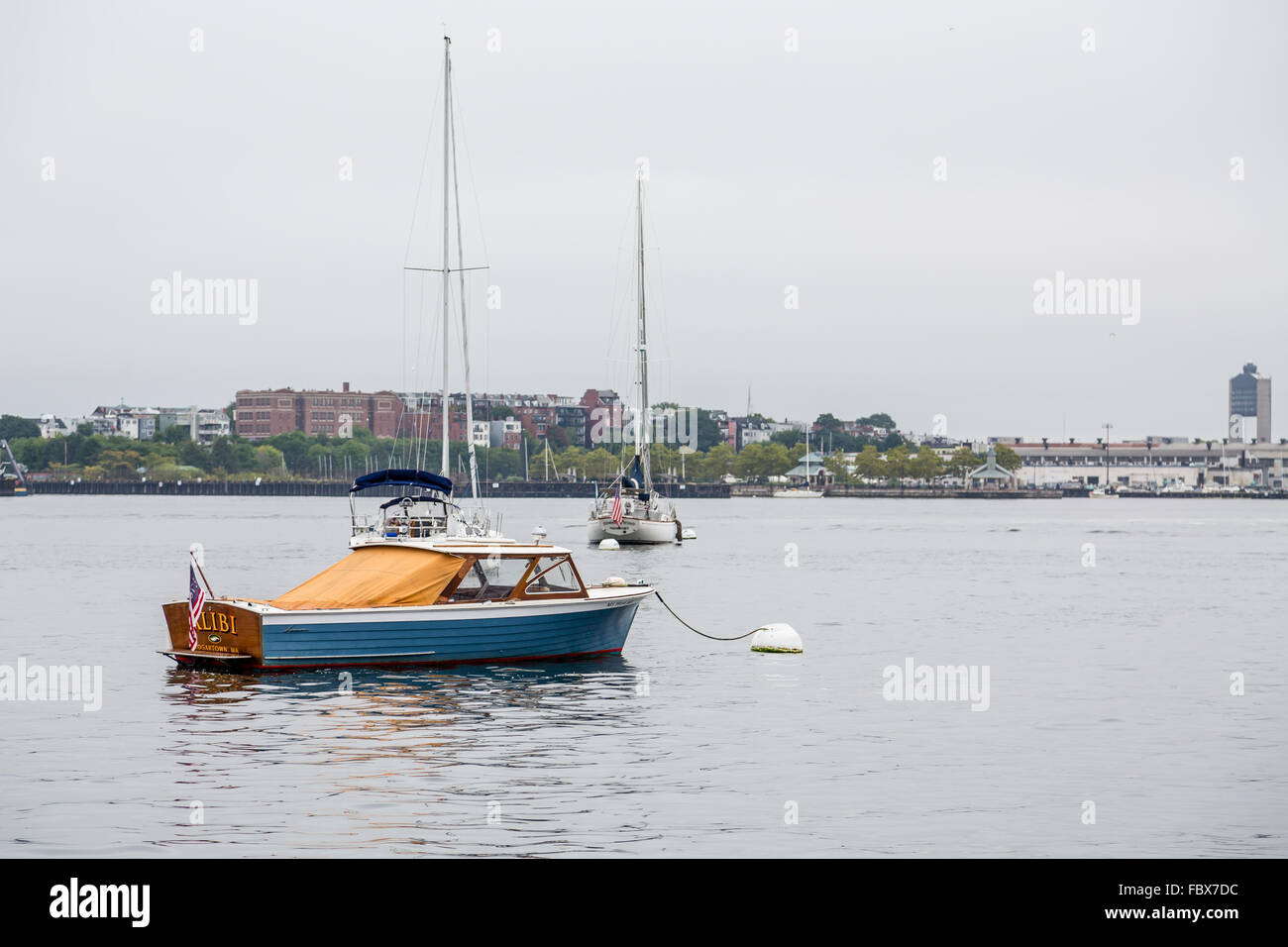 Un piccolo Yacht ormeggiati a Boston chiamato alibi Foto Stock