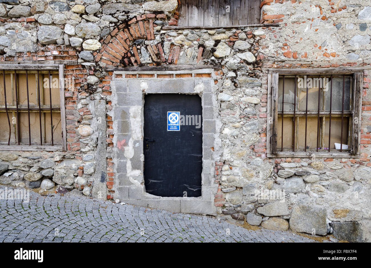 Nuova porta in un vecchio muro Foto Stock