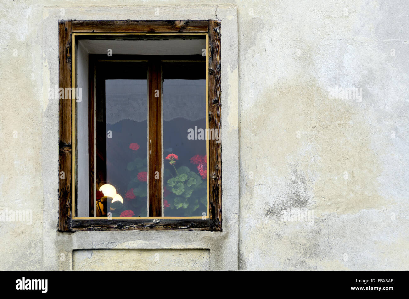 Vecchia finestra con fiori Foto Stock