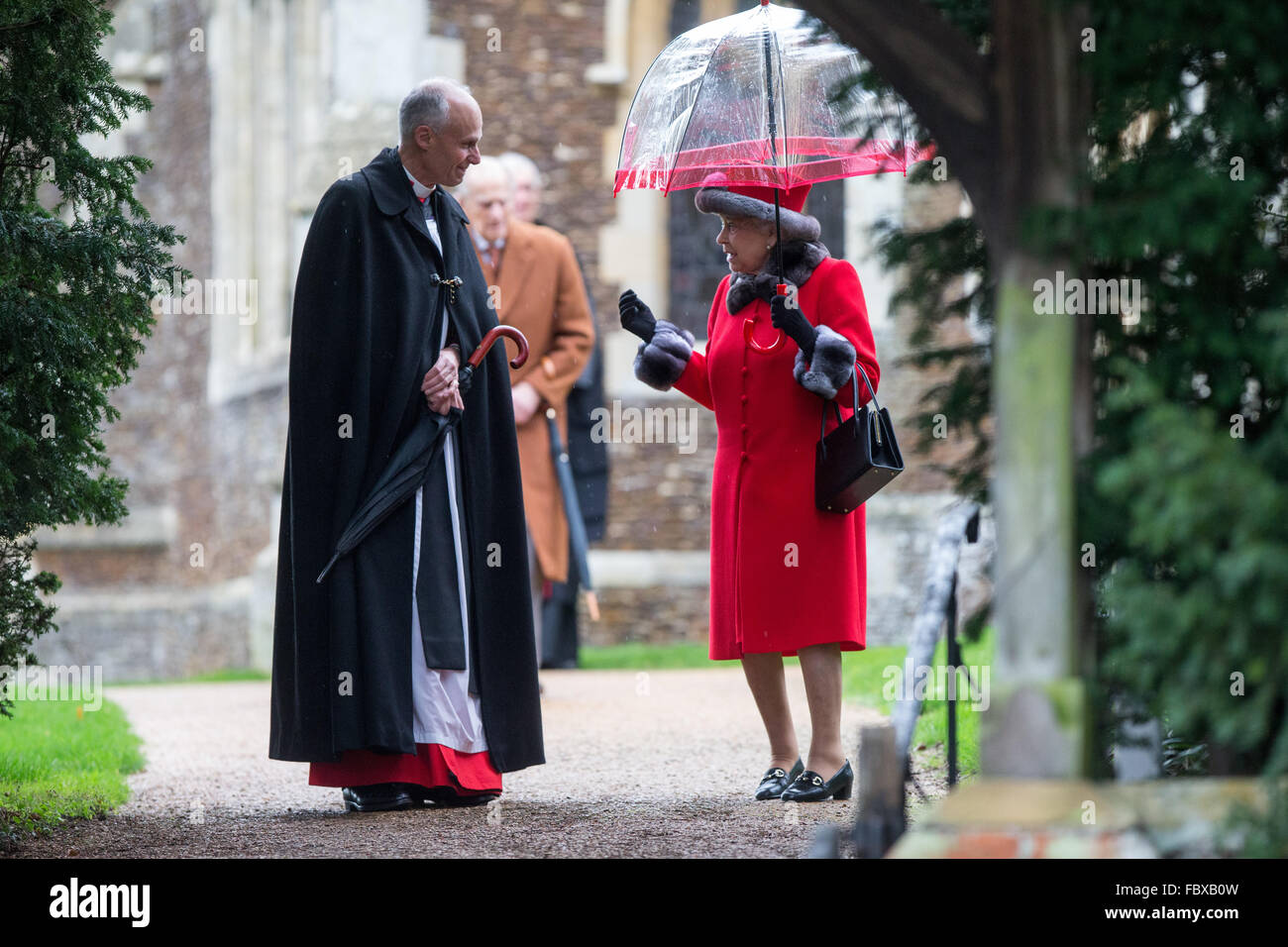 La regina a Sandringham chiesa sul dicembre 25, 2015 vicino a King's Lynn, Norfolk, per il giorno di Natale il servizio. Foto Stock