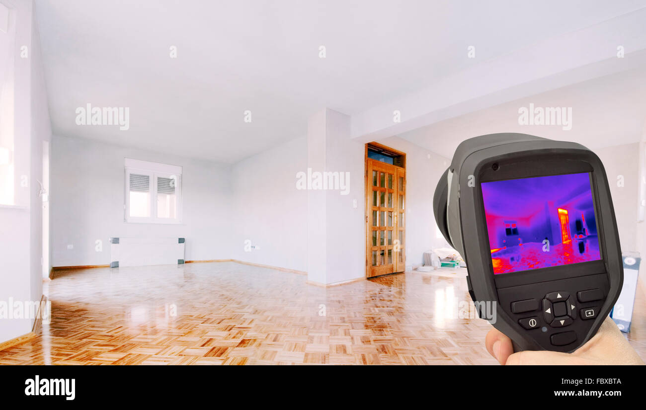 La perdita di calore il rilevamento della casa con la termocamera infrarossa Foto Stock