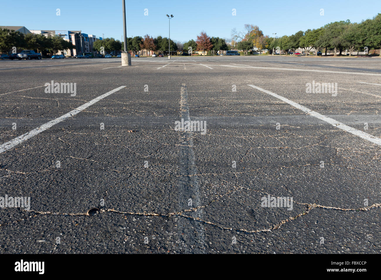 Parcheggio auto, vuoto lo spazio disponibile Foto Stock