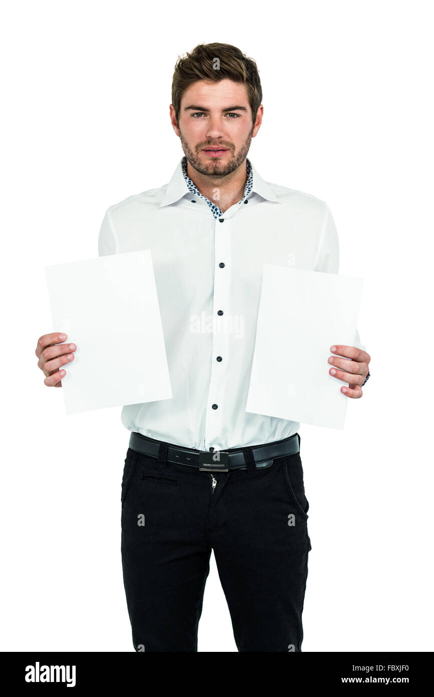 Uomo in piedi che mostra i white paper Foto Stock