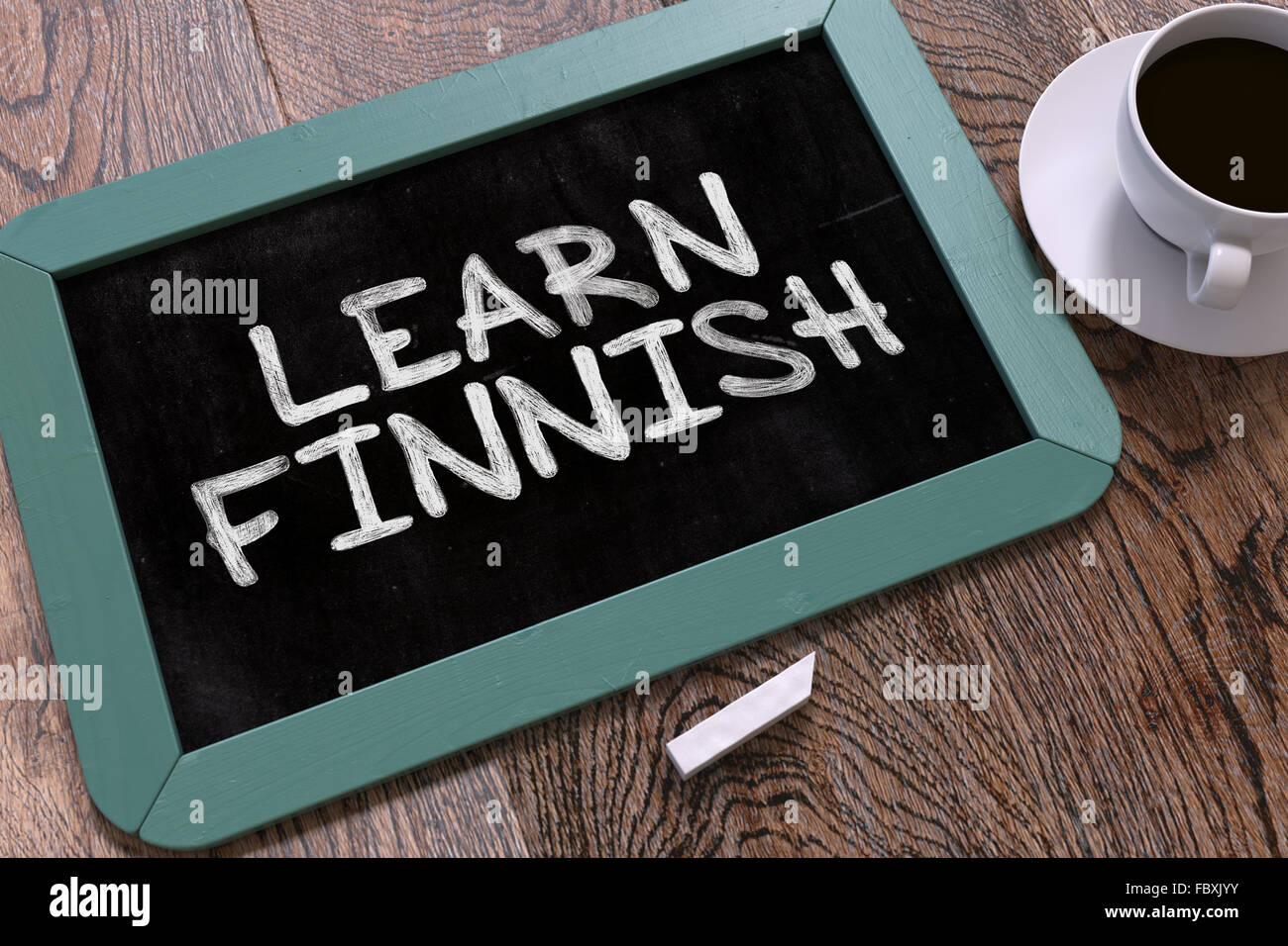 Imparare il finlandese manoscritte da bianco gesso su una lavagna. Foto Stock