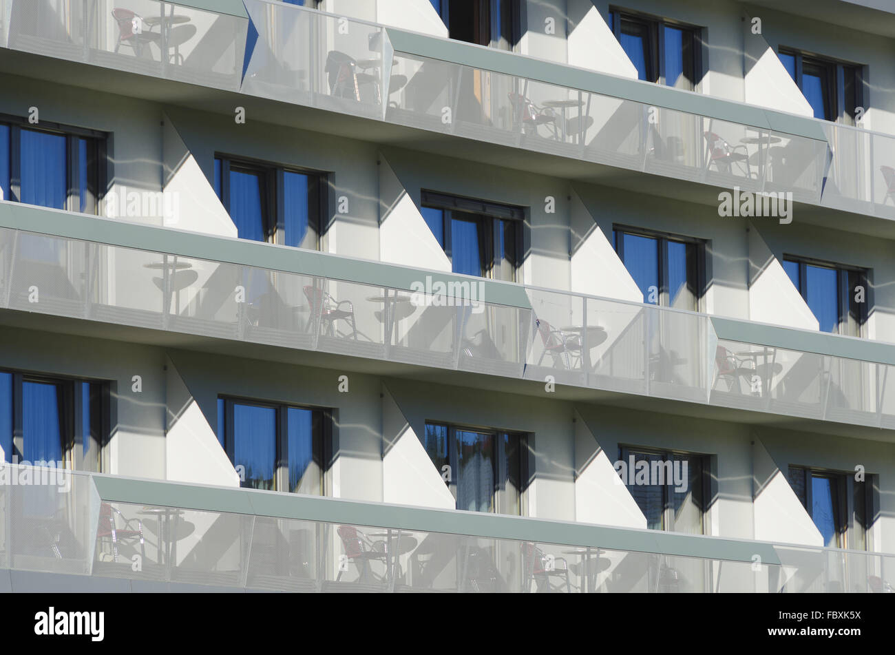 Parte anteriore di un hotel moderno con balconi Foto Stock