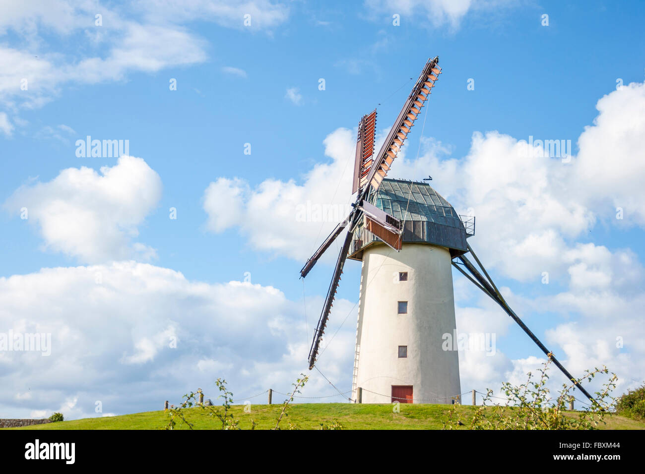 Rurale Scena di Skerries tradizionale vecchio mulino a vento Foto Stock