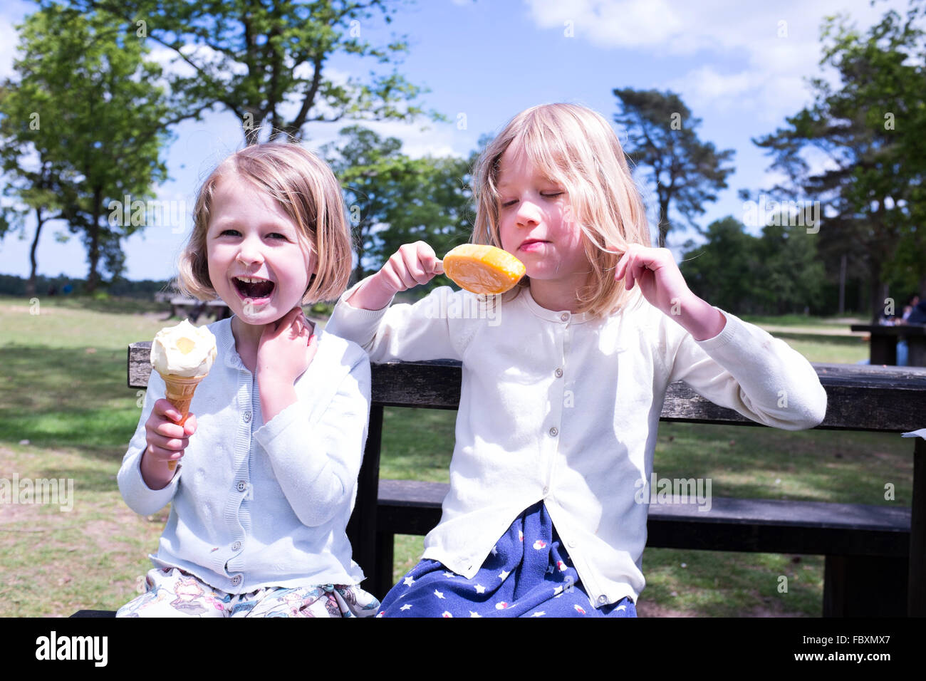 Suor giornata fuori con gelato e per lecca-lecca Foto Stock