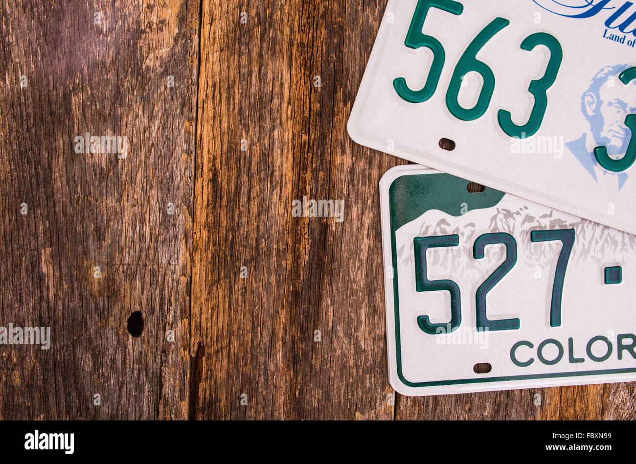 American Targhe su sfondo di legno. Registrazione della macchina e concetto di licenze. American regole di trasporto. Colorado un Foto Stock