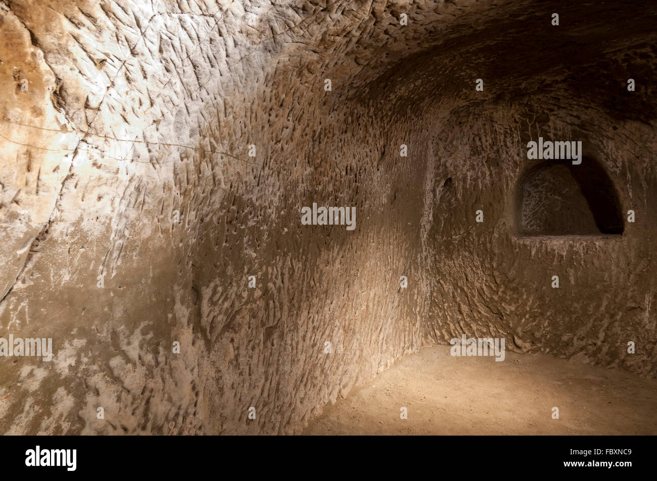 Tunnel illuminato in tufo - rock fatta di ceneri vulcaniche Foto Stock