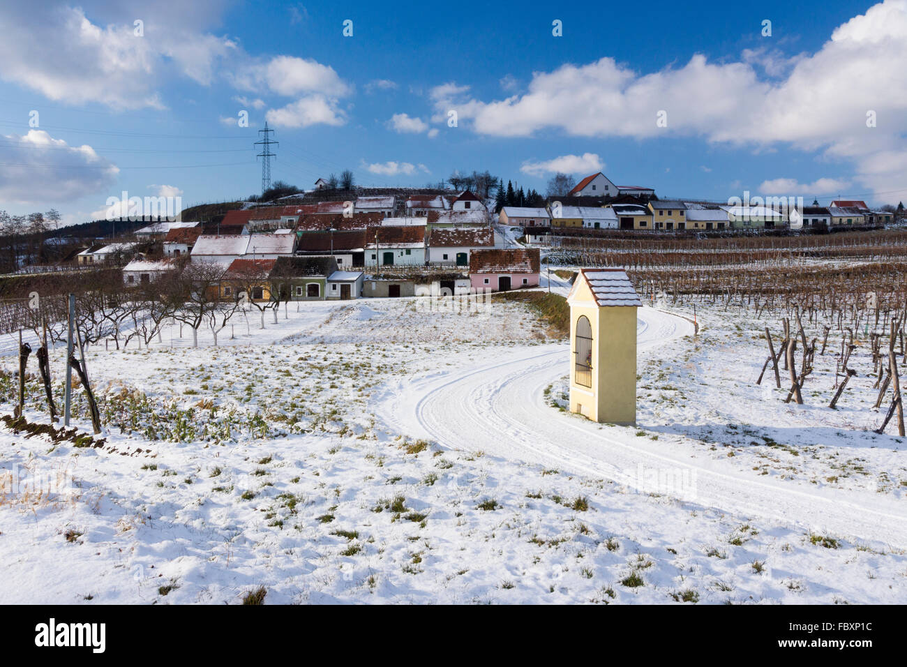 Coperta di neve Cantine Vigneti e un Marterl sul Mittelberg's Kellergasse in Kamptal Zona viticola dell'Austria Inferiore Foto Stock