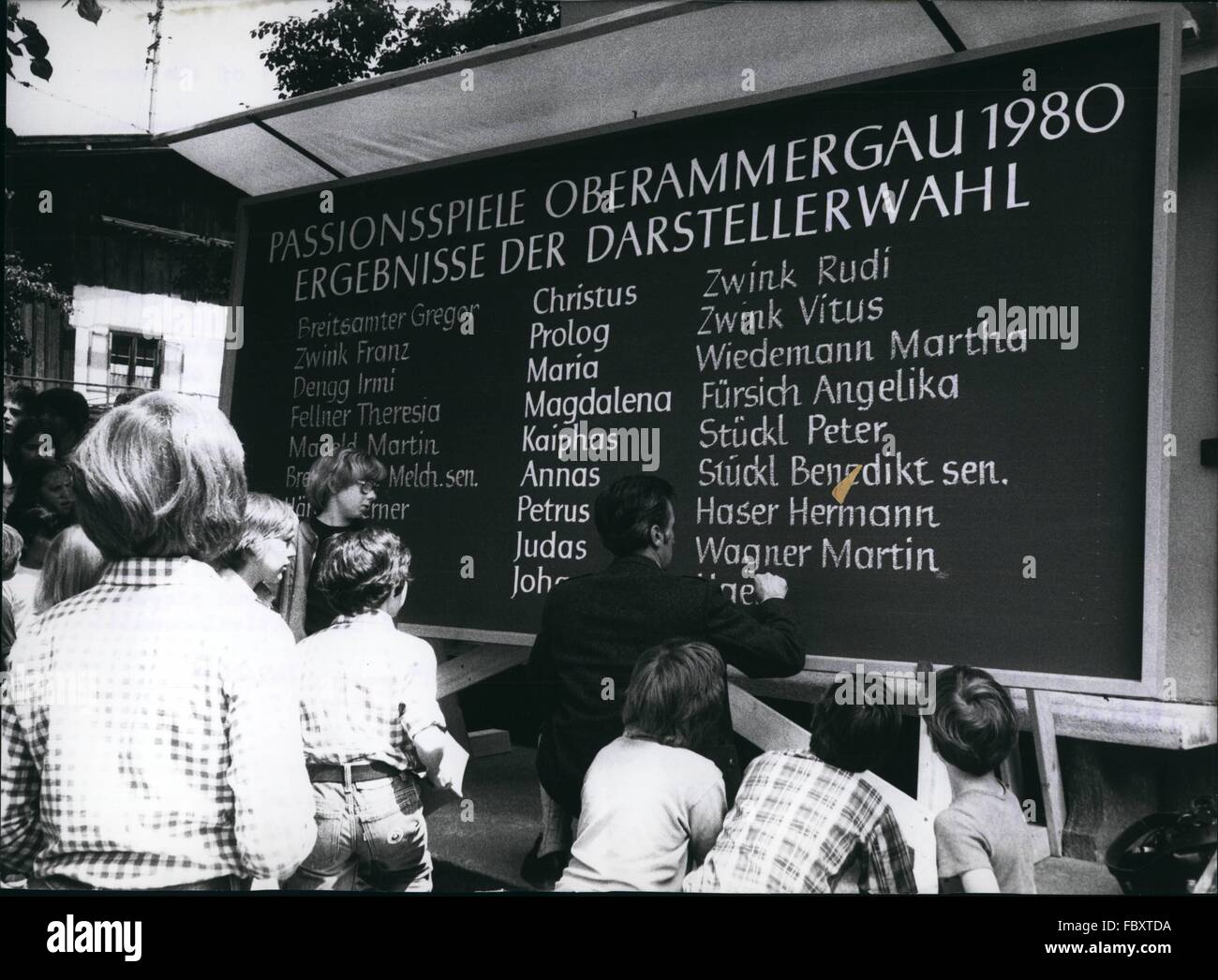 1980 - Gli attori delle prestazioni 1980 a Oberammergau in Baviera superiore/Germania Ovest sono eletti differenze estreme in età degli attori segni il risultato delle elezioni che è più importante per l'anno 1980 nella passione-villaggio di Oberammergau/Germania Ovest. Per ugualmente il diritto di attori di Gesù Cristo, preferito Gregor Breitsamer (48) e Rudi Zwink (20) sono eletti; per i giocatori del ruolo di Maria, oltre il preferito Irmi Dengg (41) i 21 anni giovani Marta Wiedemann ha ottenuto i voti. In altri ruoli principali anche le Preferite riuscita. ''Da questa elezione la successione a Foto Stock