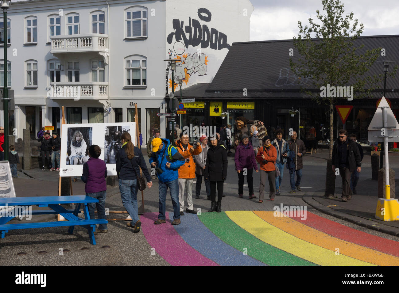 Reykjavik orgoglio - Skólavörðustígur street è stato verniciato nei colori dell'arcobaleno come parte della città annuali di Gay Pride Festival Foto Stock