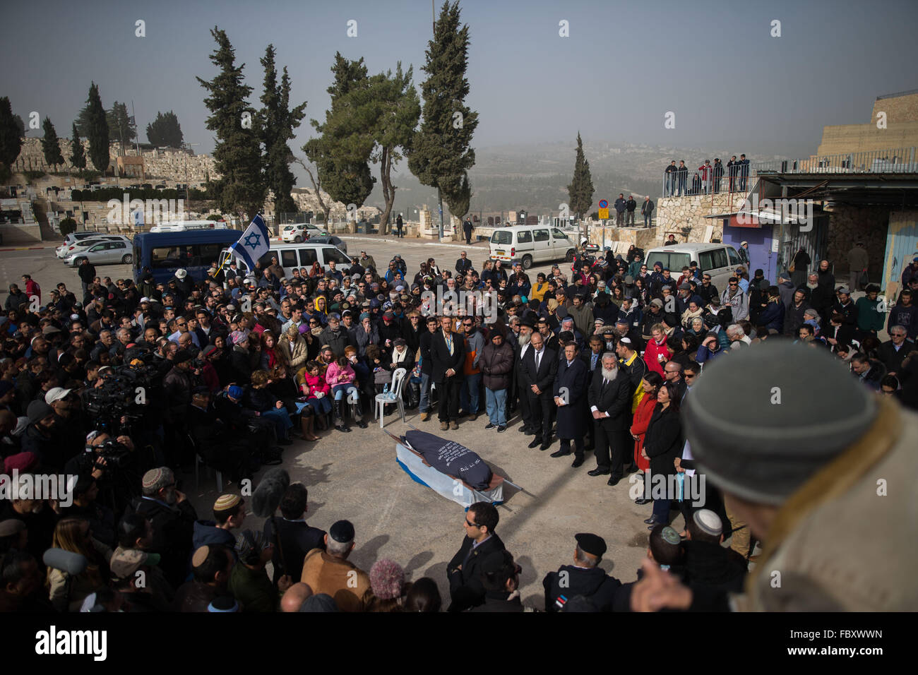 Jeursalem. 18 gennaio, 2016. La famiglia e gli amici ai funerali di Dafna Meir in Jeursalem, Gennaio 18, 2016. Dafna Meir, una madre di sei, è stato ucciso dopo che essa è stata pugnalata nella sua casa a insediamento ebraico di Otniel, a sud di Hebron in Cisgiordania di domenica. © JINI/Xinhua/Alamy Live News Foto Stock