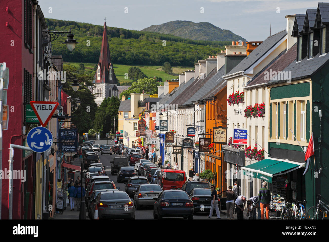 Henry Street e la chiesa di Santa Croce di Kenmare, nella contea di Kerry, Irlanda Foto Stock