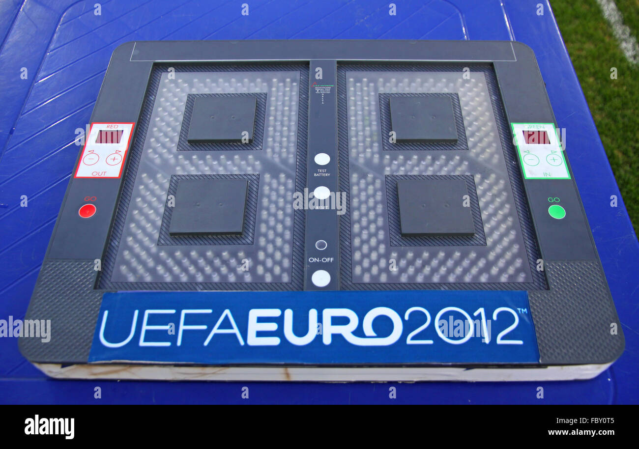 Kiev, Ucraina - 17 luglio 2011: Calcio sostituzioni scheda indicatore (pannello) con UEFA EURO 2012 logo Foto Stock