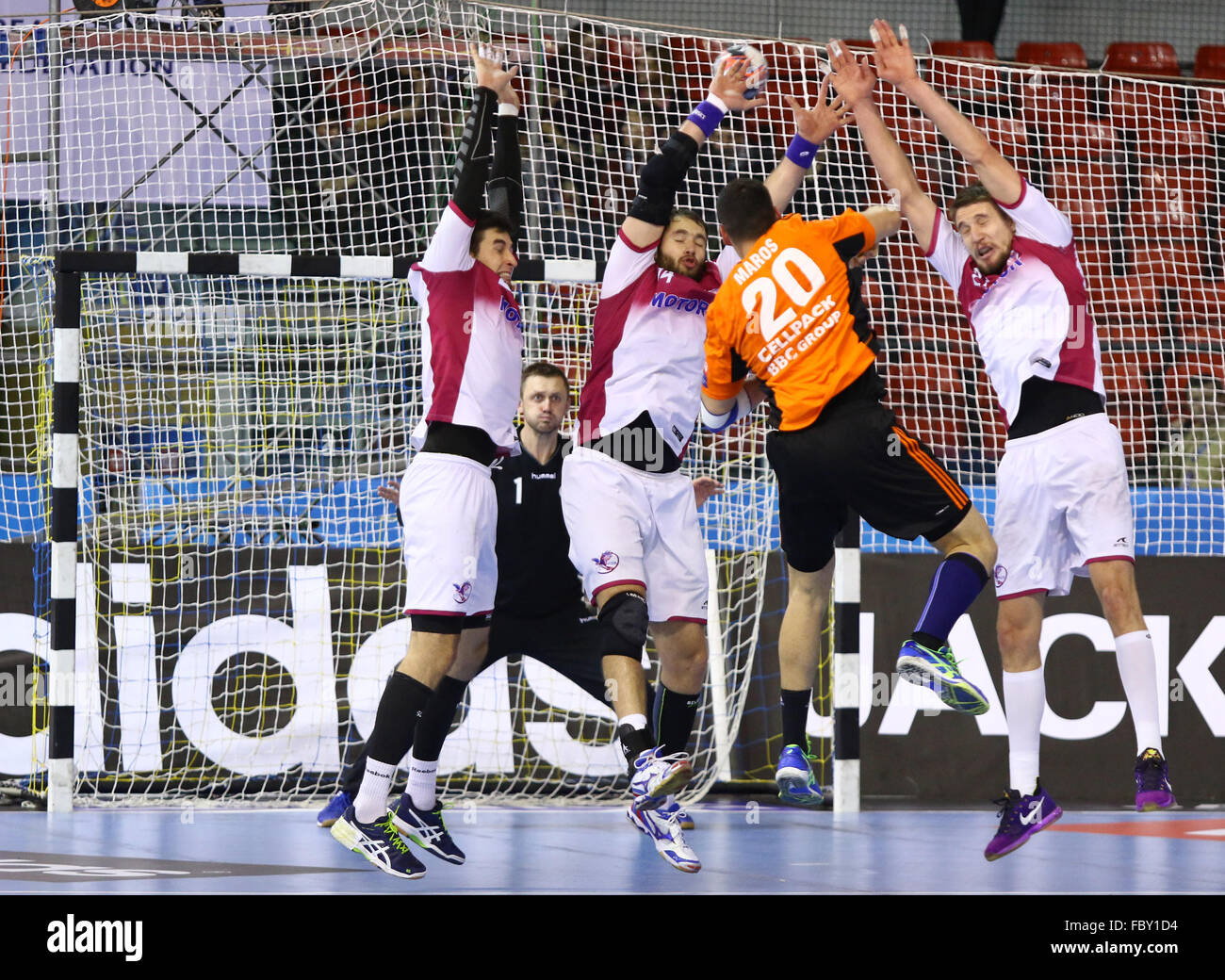 Kiev, Ucraina - 28 novembre 2015: Luka Maros di Kadetten Schaffhausen attacchi durante a VELUX EHF Champions League 2015/16 Handbal Foto Stock