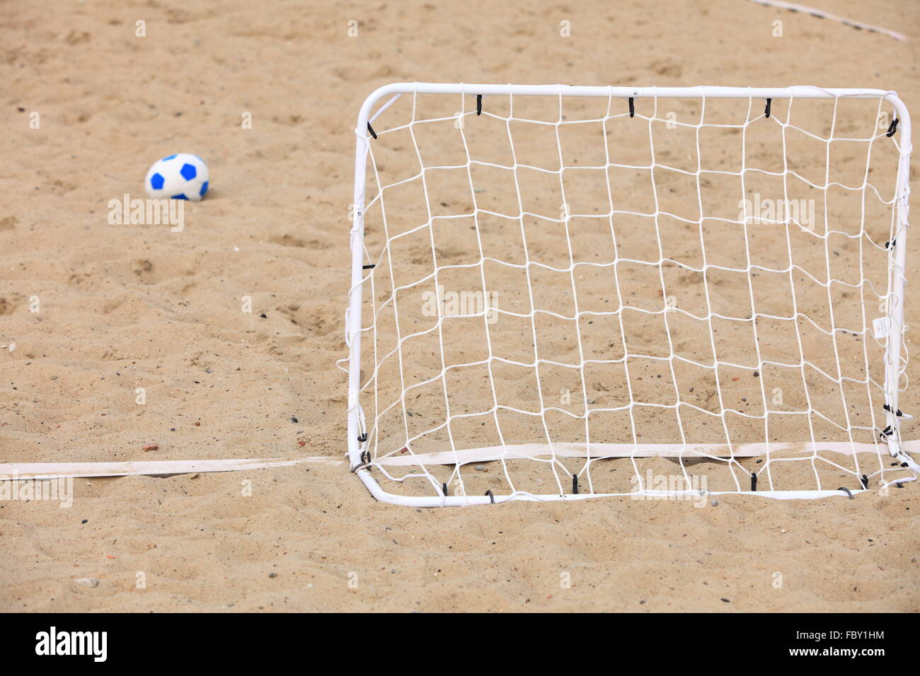 Porta di calcio e palla, beach soccer Foto stock - Alamy
