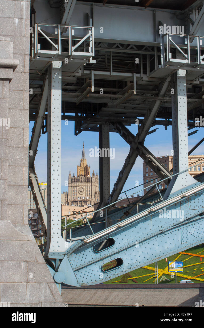 Ministero degli Affari esteri, uno di Stalin le Sette Sorelle, visto attraverso la zona pedonale Bogdana Khmelnitskogo Bridge, Mosca, Russia Foto Stock