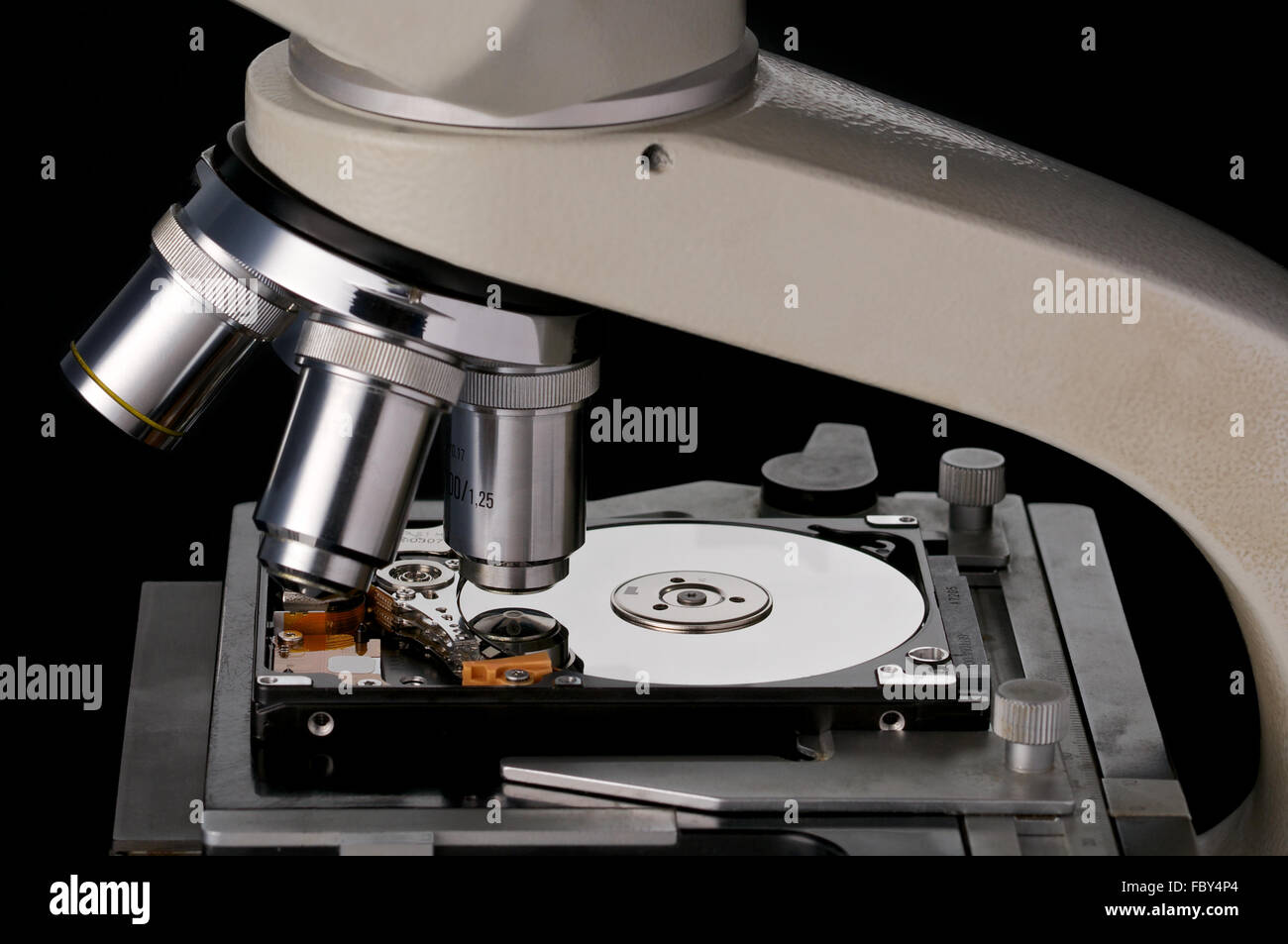 Disco rigido sotto un microscopio Foto Stock