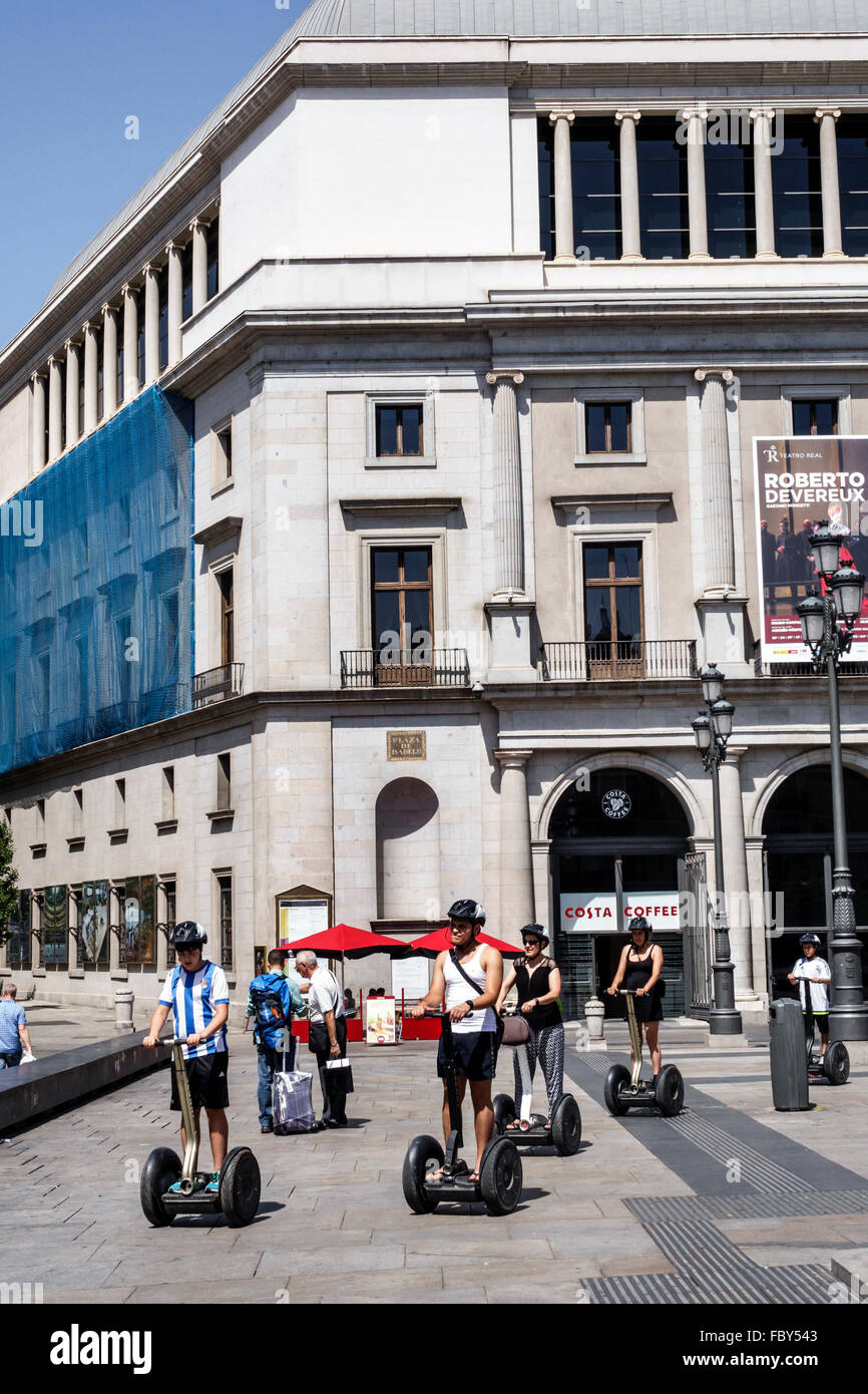 Madrid Spagna,Europa europea,Spagnolo,Centro,Plaza de Isabel II,Teatro Real,Teatro reale,Teatro dell'opera,Segway,trasporto personale,esterno,Spain1 Foto Stock