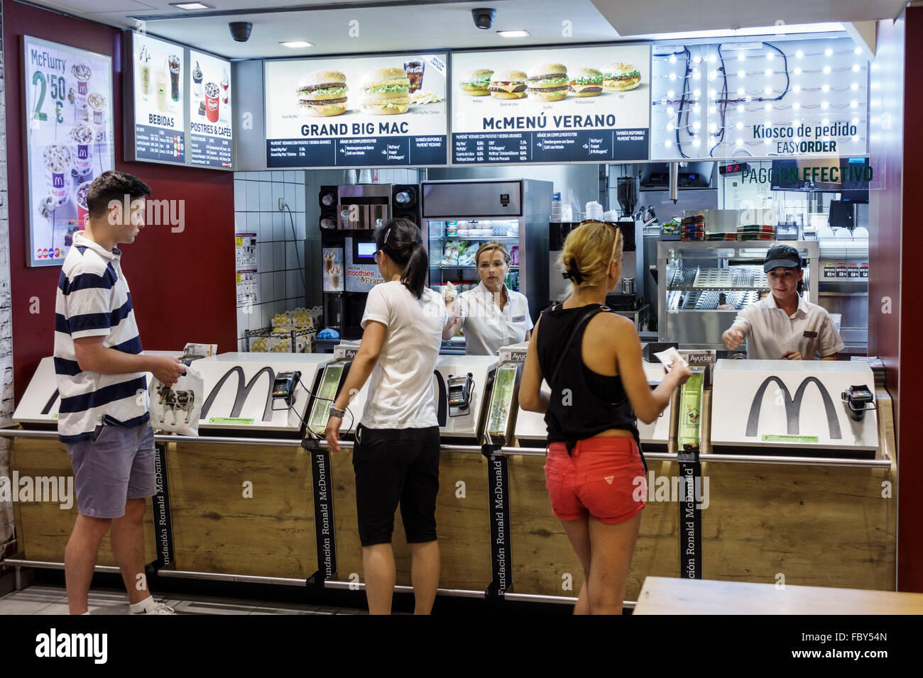 Madrid Spagna,Europa europea,Spagnolo,Centro,Plaza de Isabel II,McDonald's,ristorante ristoranti ristorazione caffè, fast food, hamburger, uomini d'estate Foto Stock