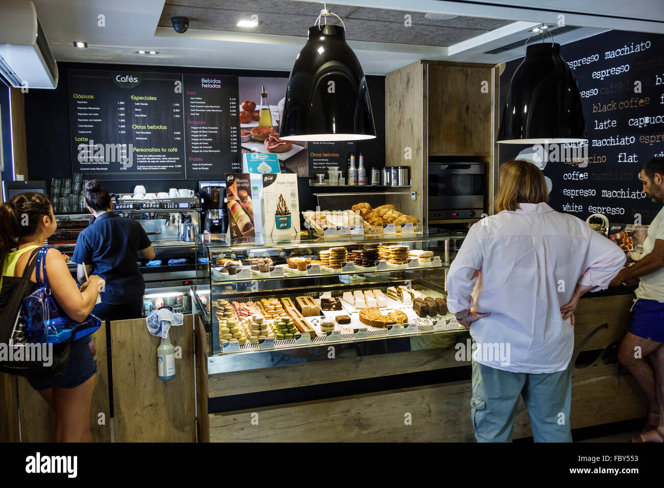 Madrid Spagna,Europa,Europa,spagnolo,ispanico ispanico Latino Latino Latino Latino,spagnolo,Centro,Plaza de Isabel II,McDonald's,ristorante Foto Stock