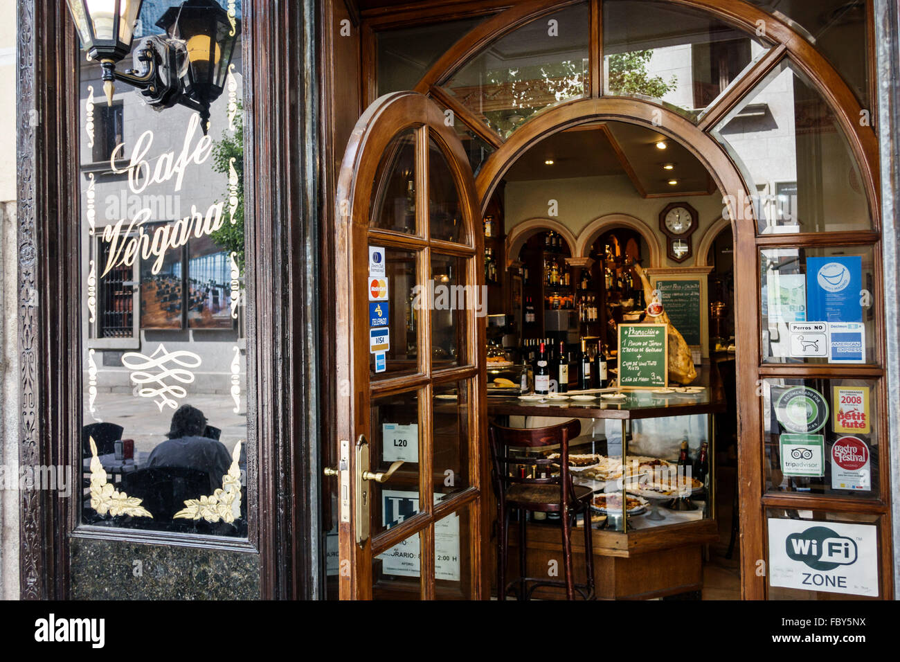 Madrid Spagna,Europa europea,Spagnolo,Centro,Plaza de Isabel II,Cafe Vergara,ristorante ristoranti ristorazione caffè, brasserie, ristoranti, drink Foto Stock