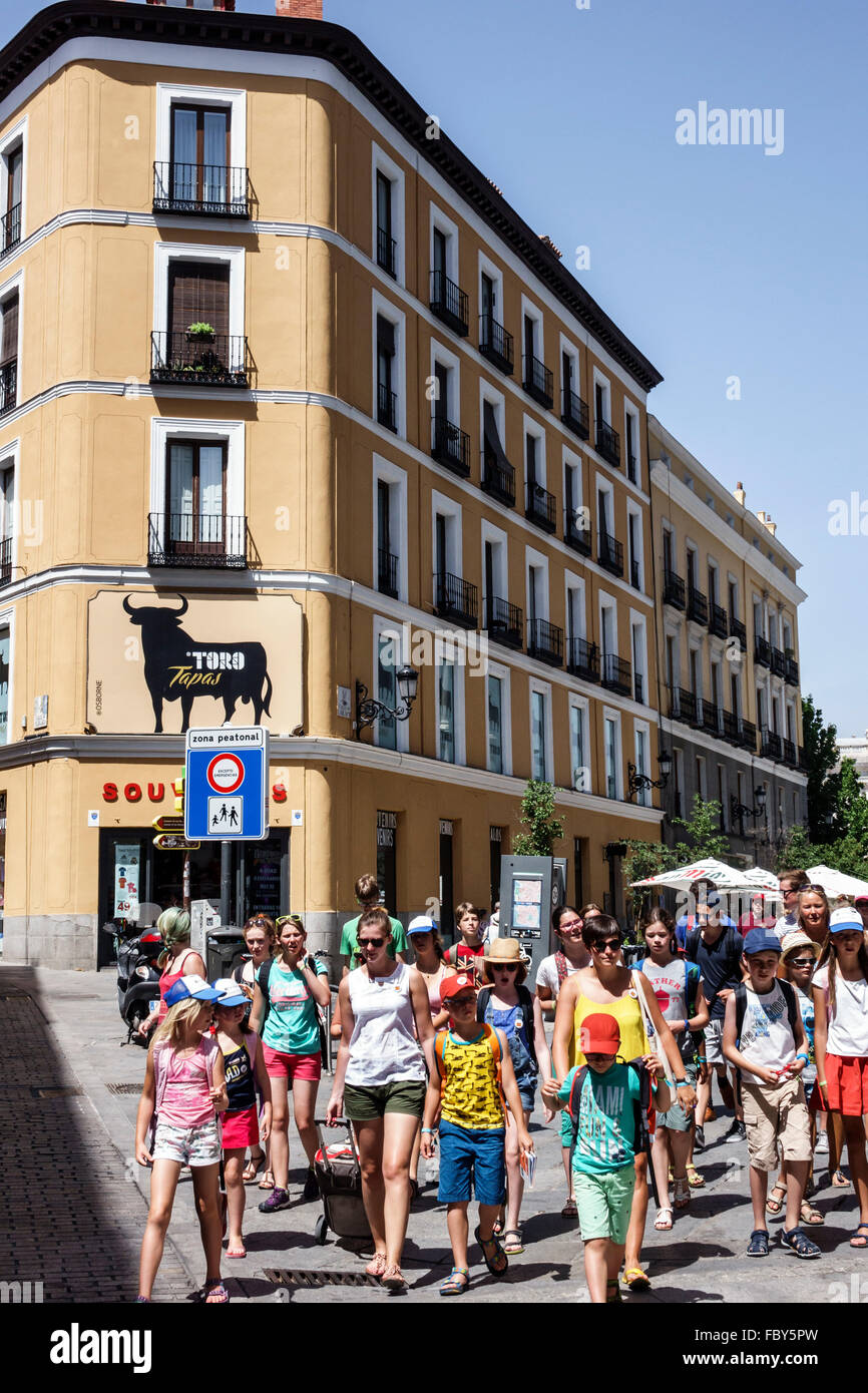 Spagna,Europa,europeo,spagnolo,latino ispanico Latino etnia immigranti minoritari,Madrid,Centro,Plaza de Isabel II,famiglia genitori paren Foto Stock