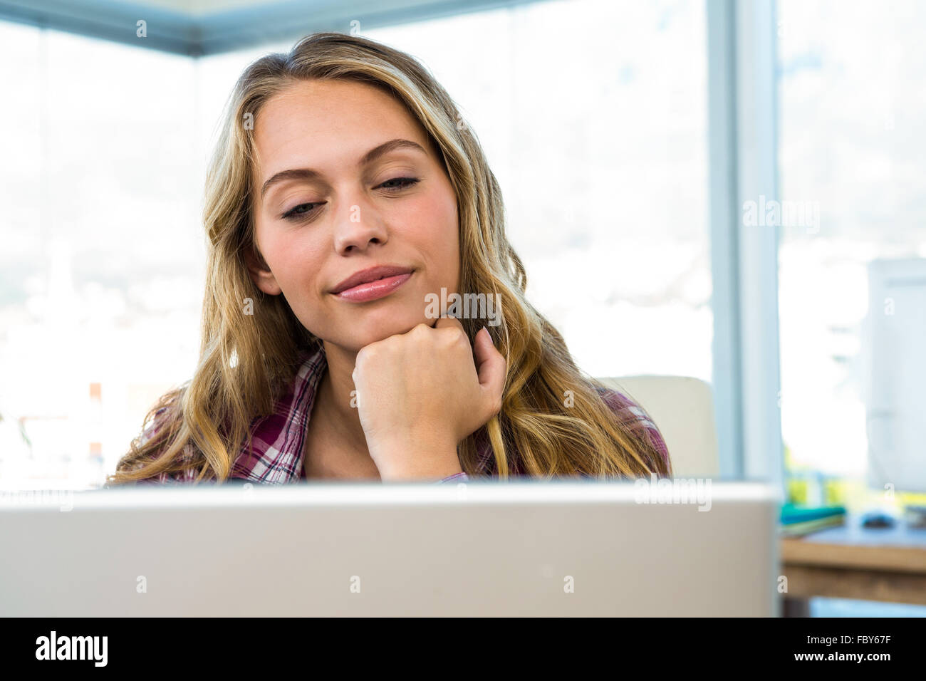 Ragazza giovane utilizza il suo computer Foto Stock