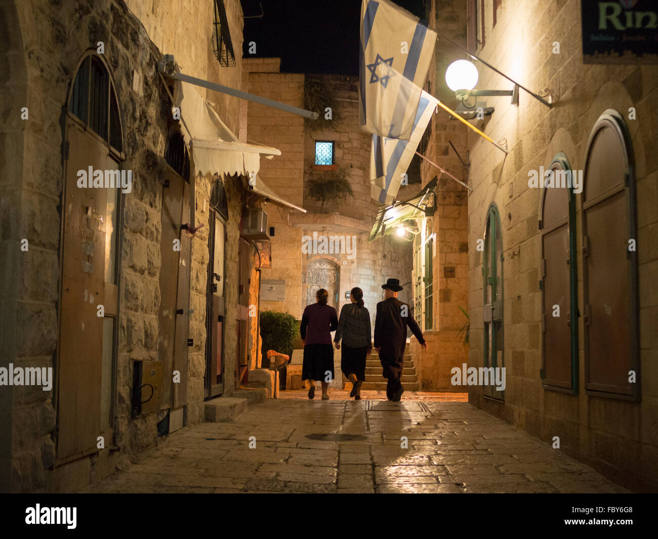 Famiglia ebraica di camminare di notte per le strade di Gerusalemme Vecchio Quartiere Ebraico Foto Stock