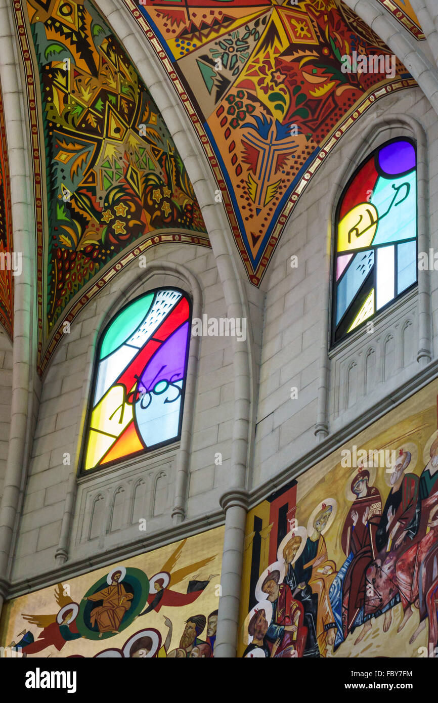 Madrid Spagna,Europa europea,spagnolo,Centro,Catedral Santa Maria la Real de la Almudena,Cattedrale consacrata,cattolica,religione,interno,altare, Foto Stock